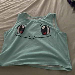 Linne ich -  Ett kortare linne med ett Pokémon tryck på storlek kan variera men jag skulle nog chansa från allting upp till XS