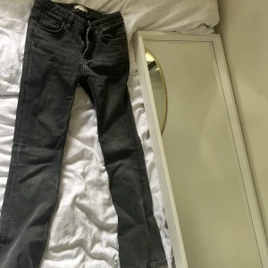 Jeans gråa  - Ett par jeans som har ansvällts några gånger men bra kvalite