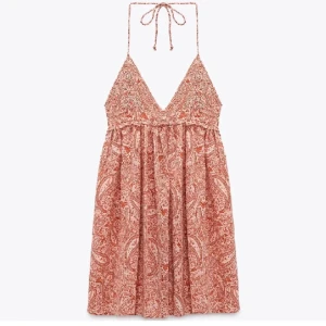 Populär Zara klänning - Jätte fin klänning från zara, nästan helt oanvänd. Säljer då den inte kommer till använding🥰