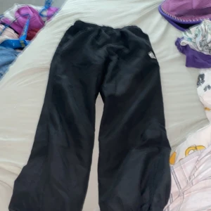 Adidas byxor -  Ett par Adidas byxor i storlek 140 supersköna superfina men har tyvärr växt ifrån (för ett bra pris)