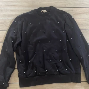 Hoode H&M -  Svart tjocktröja med pärlor använd runt två gånger