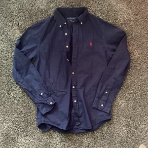 Ralph lauren skjorta - Ralph lauren skjorta i marinblå | inga defekter | passar dig mellan 173-182 | fraktas inom 24h |