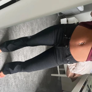 Lågmidjade jeans🫶 - Säljer dessa supersnygga lågmidjade jeans(lånade bilder) Innerbenslängd: 82, midjemått: 73. Meddela gärna om du har några frågor🥹