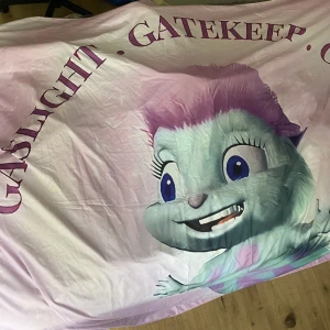 Väggbonad, gaslight gatekeep girlboss,  - Den är 180cm x 230, knappt rörd utan bara legat i min garderob i cirka 2 månader. Så har bestämt mig för att sälja den då jag är fattig 😭 Den är väldigt fin så rekommenderar verkligen att köpa!!😍😍 (Köpte för 200kr)