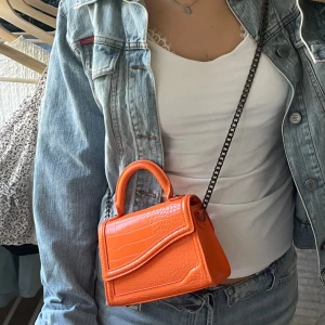 snygg väska  - skit snygg orange väska från zara, köpt här på plick men i jättebra skick. Säljer då jag köpt en ny väska💓
