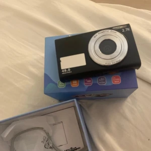 Digital Kamera  - INF COMPANY köpt på Elgiganten , kvitto finns Oanvänd  Med laddare 2.7K/44MP/16x Nypris: 1099 kr  Med köpt minneskort