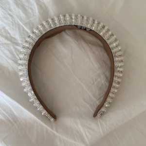 Gulligt diadem - Endast använt runt 2 gånger. Kommer tyvärr inte ihåg var det är köpt så vet heller inte original priset. 