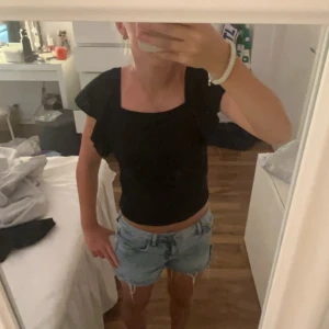 svart volangtopp - storlek 158/164, passar mig som har XS. bra skick, oanvänd.