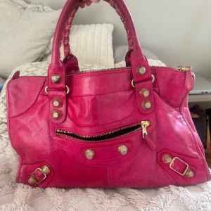 Balenciaga väska - Så snygg Balenciaga väska som inte kommer till så mycket användning längre tyvärr, säljer endast vid bra pris. Väskan är självklart äkta!❤️😊