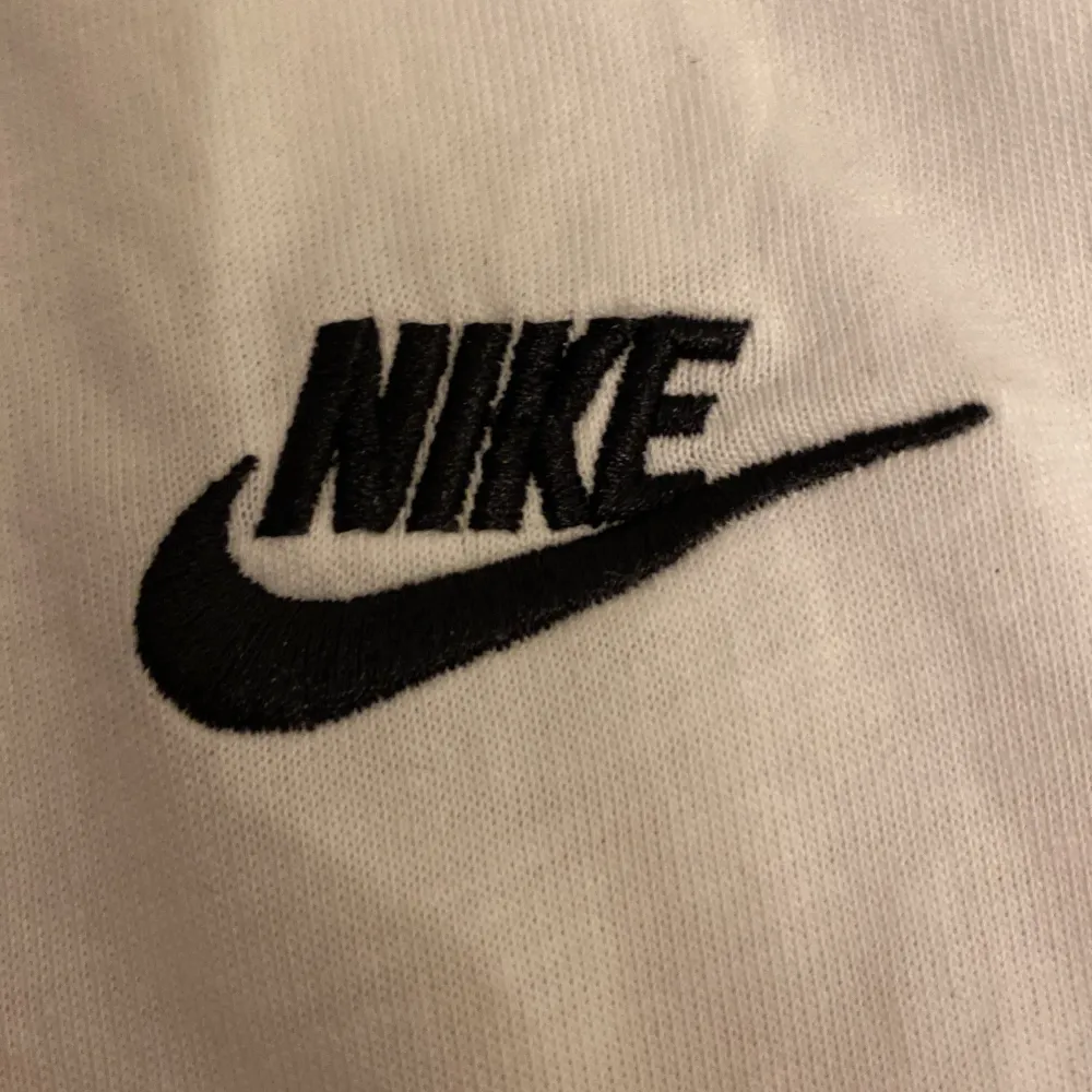 En Nike t-shirt helt oanvänd kan tänka och byta mot en Brasilien Jesus tröja annars är priset 250. T-shirts.