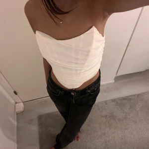 Korsett  - Vit fin korsett, säljes då den aldrig kommit till användning💕