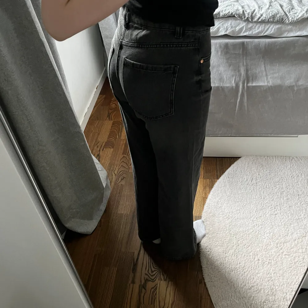 mörkgråa baggy jeans med hög midja. aldrig använd!💗. Jeans & Byxor.