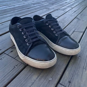 Lanvin  - Snygga lanvin skor i färgen marinblå/mörkblå!! Dom är i storlek 43-44 men är ganska bra skick även fast dom är ganska andvända. Priset kan diskuteras såklart. 😃😃