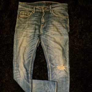Tiger of sweden jeans - Säljer dessa tiger of sweden jeans Som har slitnignar. Storlek på dom är 29-30 men sitter som 30-30. Vid minsta lilla fråga skriv till mig👍