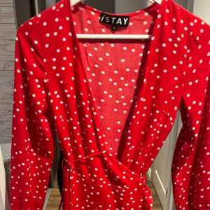 Omlottklänningen  - Prickig klänning, bra skick ,  XS /34 , riktigt skön 👍