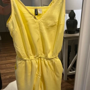 Kort jampsuit  - En kort jampsuit från H&M aldrig använt 👍 fin skick storlek 36 , riktigt skön 