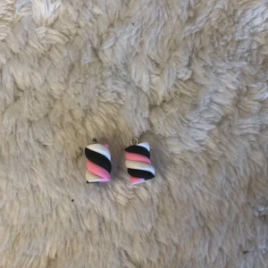 Marshmallows örhängen  - Säljer ett par jätte bra o fina marshmallows örhängen, ni får gärna kontakta för fler frågor o information!❤️❣️
