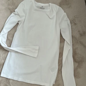 Långärmad tshirt  - Jätte basic basplagg köpt på hm använd 1-2 ggr bra skick🥰 skriv för frågor🥰