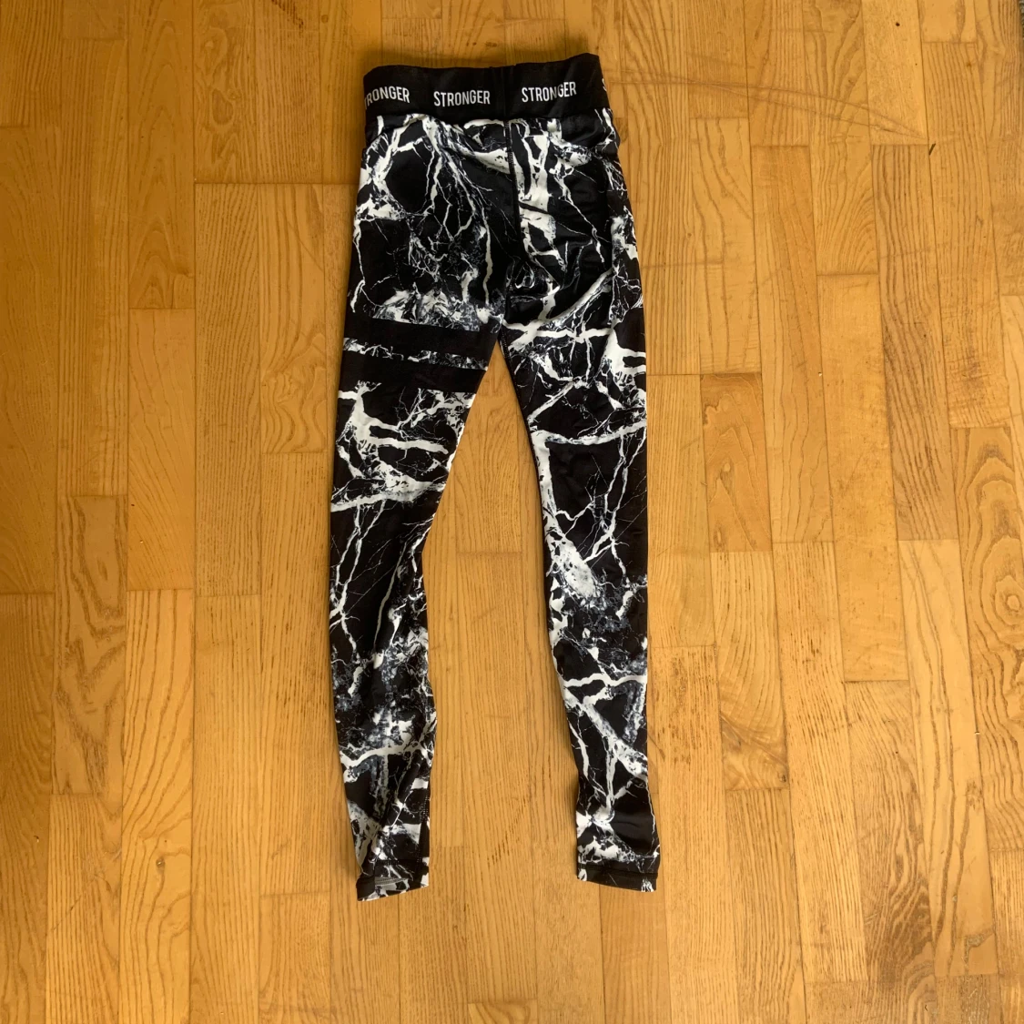 Träningstights med marmormönster från Stronger - 90