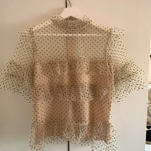  by malina blus - Prickig by malina blus. Beige/vit med svarta prickar. Använd 1 gång (ny skick) storlek XS. Passar till allt❤️ 