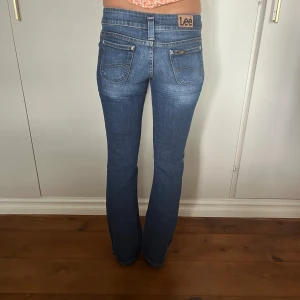 Lågmidjade lee jeans - Midjemått(rätt över): 36 cm Innerbenslängd: 77 cm Modellen är: 170 cm  Skriv om ni har några frågor💗//Perfectjeans