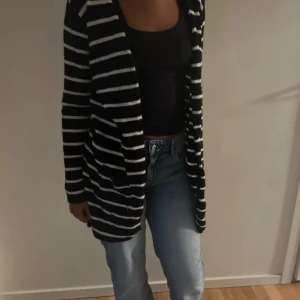 Randig kofta - En kofta i bra skick storlek 146/152 men funkar även som xs/s