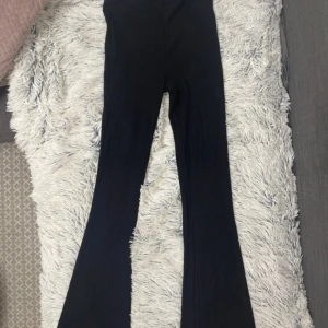 Helt nya ribbade utsvängda byxor  - Aldrig använt dessa pågrund av att dom är lite för små. De har enbart legat hemma