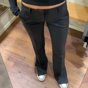 Svarta kostymbyxor - Säljer ett par snygga lågmidjade svarta kostymbyxor. De är bootcut och full length. Perfekta för både vardag och fest! KÖP DIREKT FÖR 300kr. De är i nyskick och passar perfekt till höst och vinter.obs lånade bilder. 