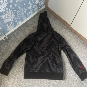 Jordan hoodie  - Säljer min Jordan hoodie då jag inte har någon användning av den, pris kan diskuteras, tröjan är i fin skick 