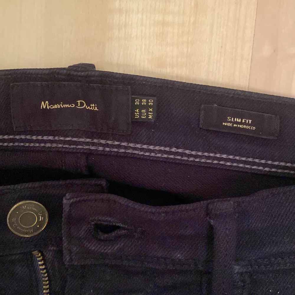 Fina mörkblå jeans från Massimo Dutti, de är i storlek 30 i midjan och passformen slim fit. . Jeans & Byxor.