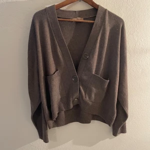 Stickat set  - Fint stickat set med två delar  Användt vid några enstaka tillfällen kom med prisförslag 