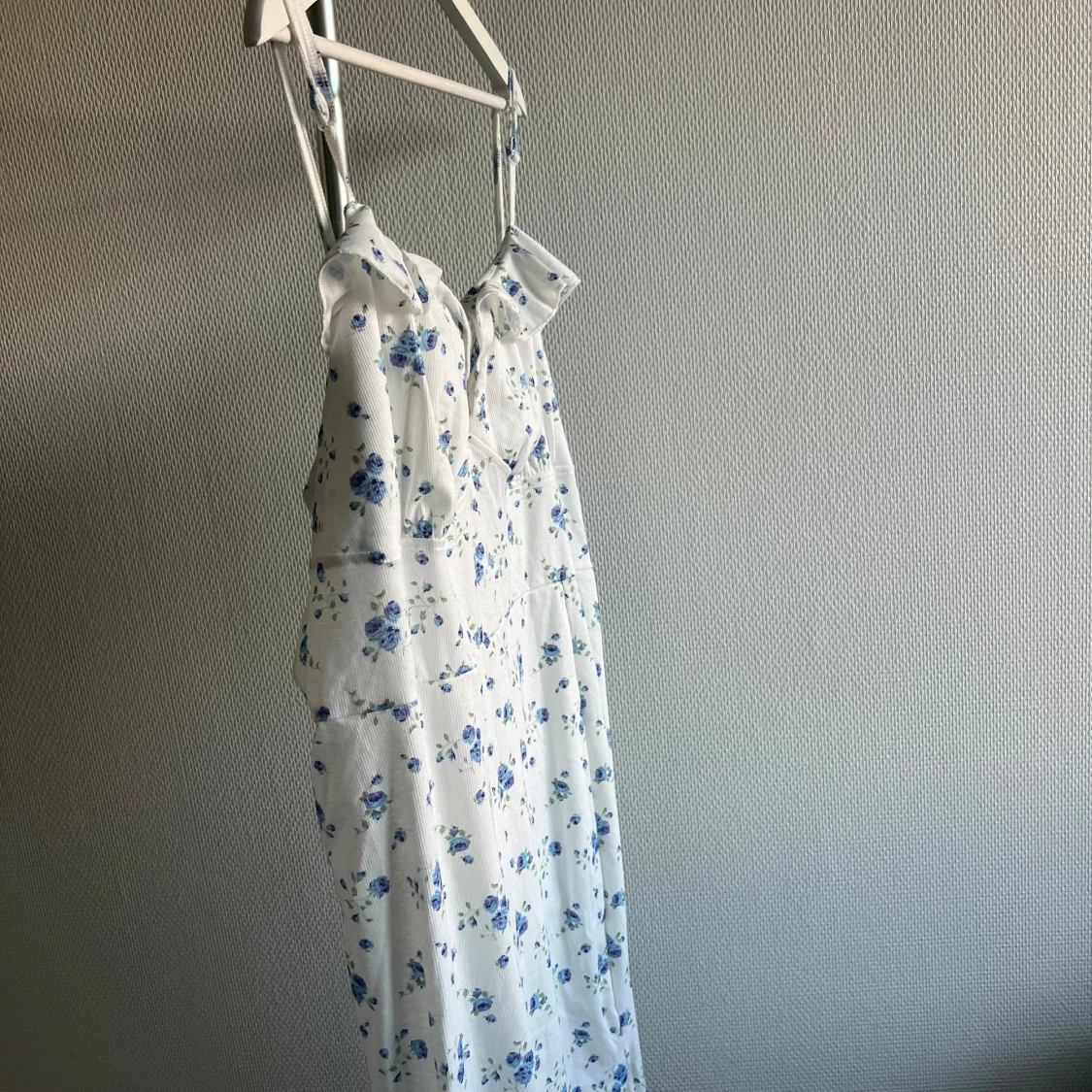 Vit blommig sommarklänning