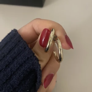 Örhängen guld ring - Säljer dessa guld hoops i guld💕säljer mer smycken, kolla in mitt konto