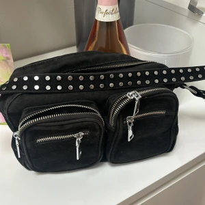 Handväska - Säljer denna då den inte kommer till användning. Köpt för 5 år sedan men har mest hängt i garderoben sedan dess. Super fin och rymlig väska.