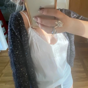 Grå kofta glitter - Snygg grå kofta med paljetter på💕 säljer då den inte längre kommer till användning. 