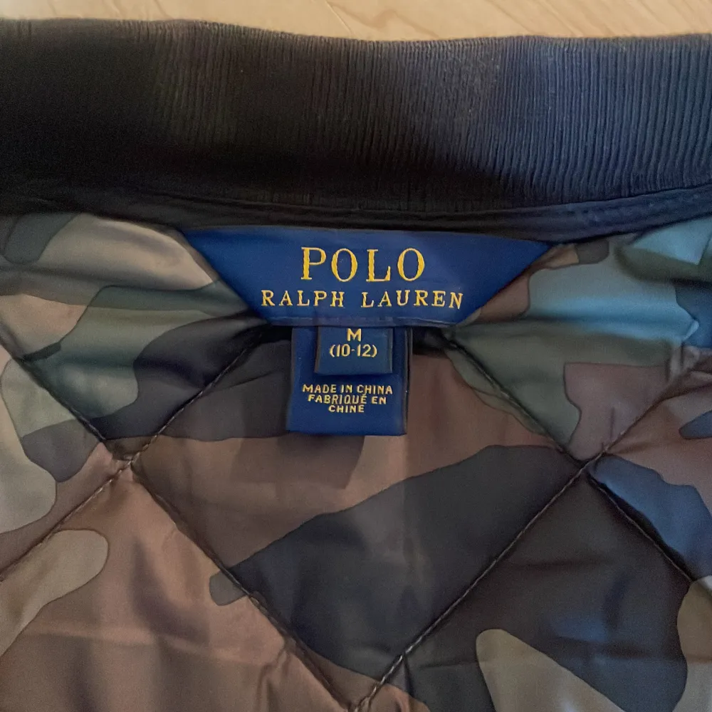 En riktigt snygg Ralph Lauren väst i storlek M i barn. Västen passar dig perfekt som är mellan 150 till 160 cm lång. Skick 8.5/10. Västen har ett litet märke på ryggen men inget som syns. Nypris ligger mellan 1200-2000. (400 kr vid snabb affär) 😊. Jackor.