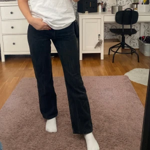 Två jeans  - Säljer dessa två jeansen då dom är försmå! Båda är egentligen högmidjade men min tanke var att sy om dom till en kjol eller lågmidjade byxor. Nu går nt det för jag nt kan stänga dom då! Säljer båda för 100kr annars 75kr st!