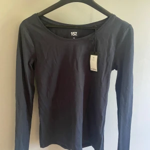 Långärmad marinblå tröja, Lager 157 - En jättefin marinblå långärmad tröja från lager 157. Den sitter ganska tight och är i storlek XS. Helt oanvänd