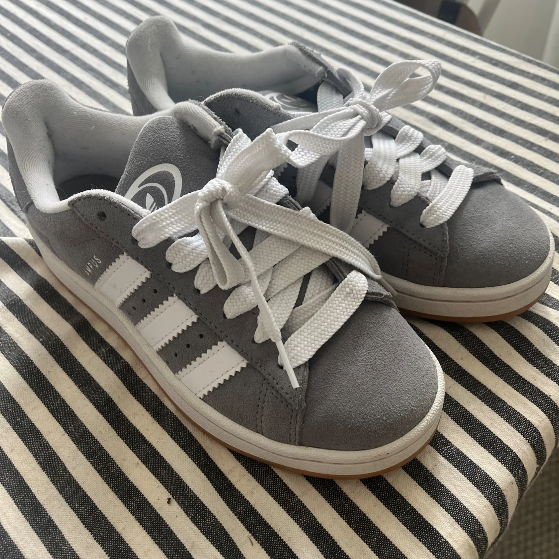 Gråa adidas campus 00s