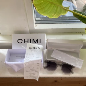 Chimi 04 - Tjena, gråa chimi 04 i storlek onesize, köpta från BRIXX för 1 249kr, skicket enligt mig absolut en 10/10 då de är typ oanvända, oöppnad putsduk, kvitto med mera följs med vid köp, 