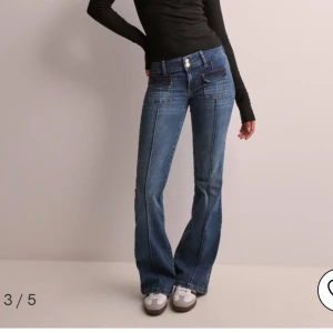 Jeans - Fina jeans från nelly. En liten slitning på jeansen, de kan alltså spricka mer men går lätta att sy ihop med hjälp av en tyg bit bakom. Syns inget eftersom slitningen är mellan benen💕nypris:700 kr