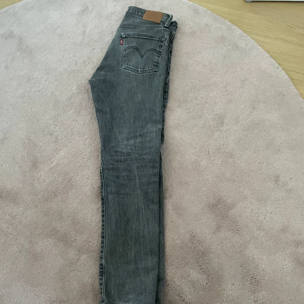 Ett par fina Levis 501 i färg grå/mörkgrå. Sparsamt använda. Köpte för 1400 på carlings. Passar 177cm Max. W 27 L 30. Jeans & Byxor.