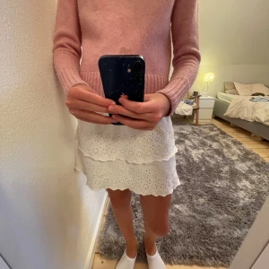 Vit volangkjol - Söt volangkjol som är använd få tal gånger. Den är i fint skick. Nypris 210 kr, pris går att diskutera🩷