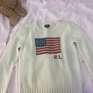 Jätte söt tröja från Ralph Lauren, knappt använd. Cirka 4900 i nypris. Lite kort i armarna för mig som är 164 cm. Gammal modell, skriv för fler frågor!🩷