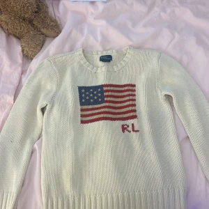 Ralph Lauren sweatshirt - Jätte söt tröja från Ralph Lauren, knappt använd. Cirka 4900 i nypris. Lite kort i armarna för mig som är 164 cm. Gammal modell, skriv för fler frågor!🩷