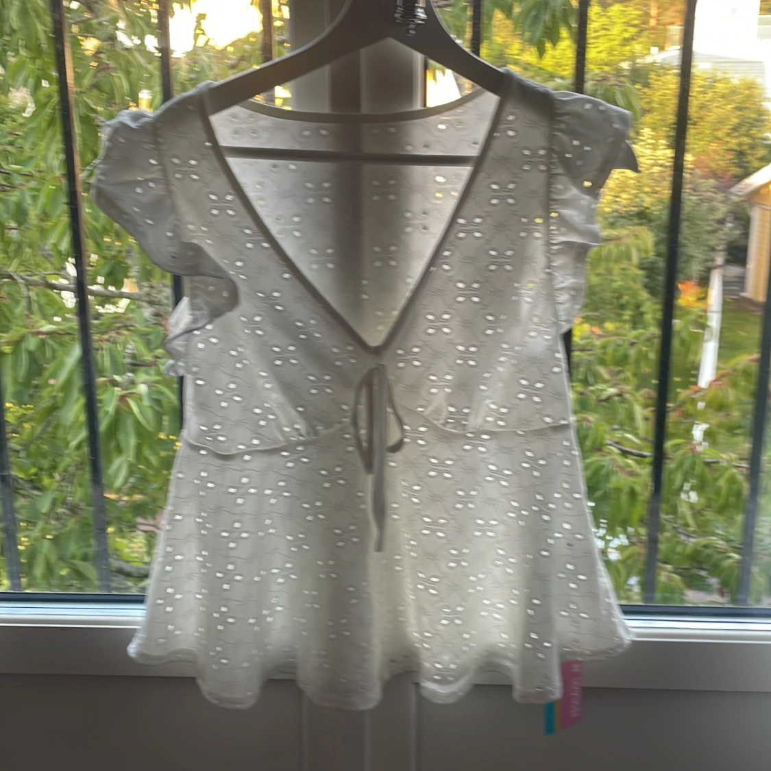 Vit blus med spetsdetaljer - 92