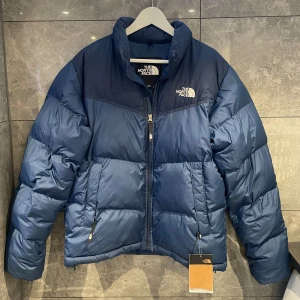 Blå pufferjacka från The North Face - Säljer den här jättesnygga the North face jackan som passar perfekt nu till hösten och vintern. Jackan har en fin blå färg och är i nyskick då den knappt har används. Skriv gärna vid fler frågor! :)