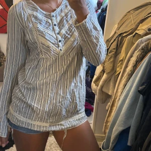 Blus - Säljer denna jättegulliga blusen🥰