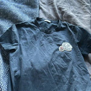Moncler  - Bra t-shirt mörk blå 2år gammal