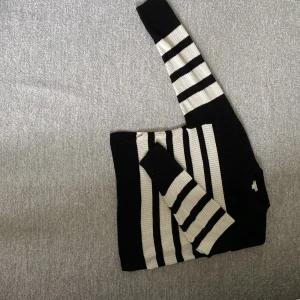 Svart och vit randig stickad tröja från Gina Tricot - Säljer en superfin svart och vit randig stickad tröja från Gina Tricot. Tröjan är perfekt för höst och vinter. Den är i storlek 158/164 och är i nyskick, den passar mig väldigt bra som brukar ha storlek S. Har även två slitsar på båda sidorna.